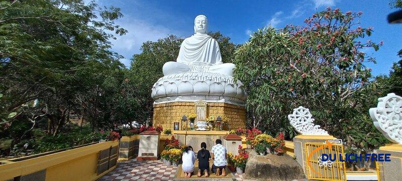 Viếng thăm tượng phật tại Chùa Hộ Pháp