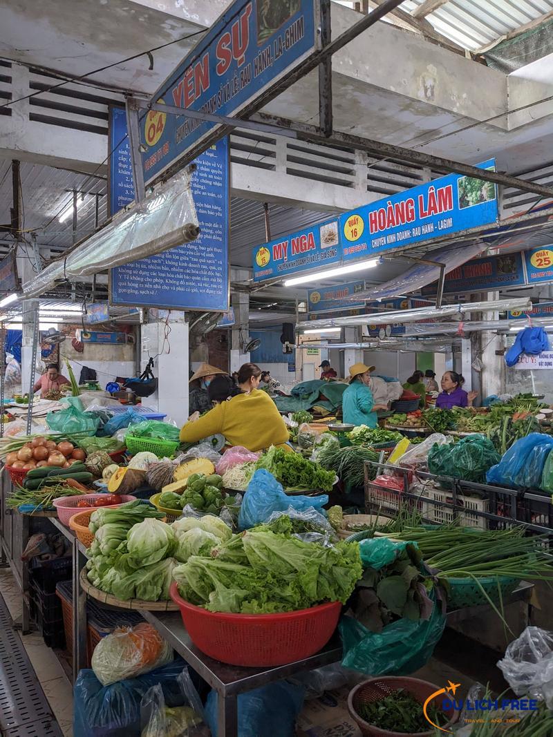 Mua sắm thực phẩm hằng ngày tại chợ Mới Đà Nẵng